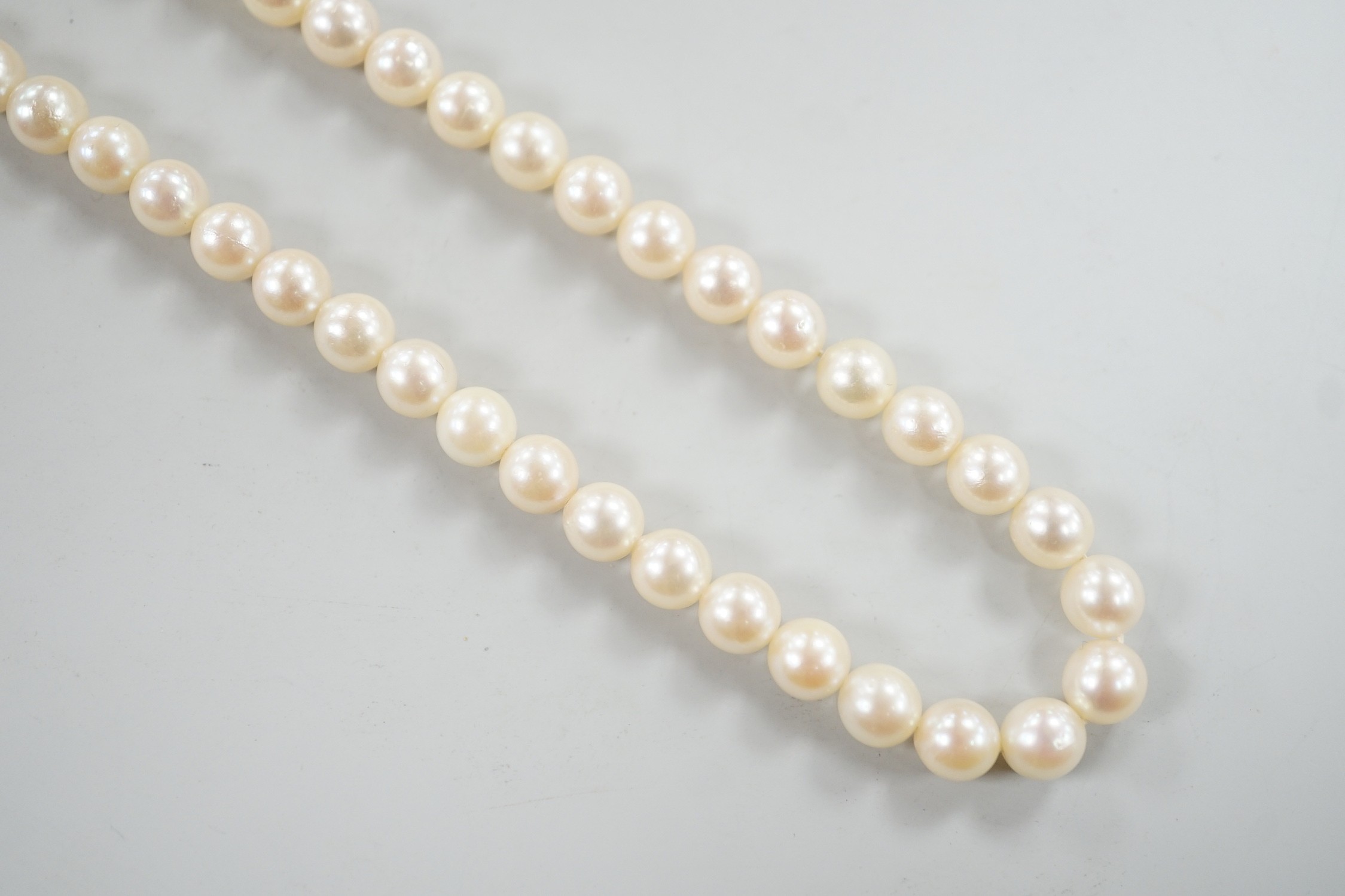 A single strand cultured pearl necklace, with cultured pearl cluster set 9ct gold clasp, 42cm.